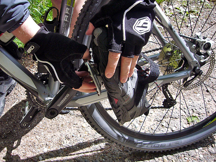 Bei Waldi ist eine Schraube locker und er kann seinen Schuh nicht mehr vom Pedal l&ouml;sen ;-)