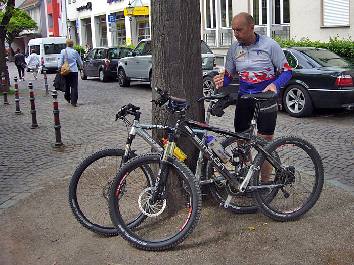 ... erreichen wir ruckzuck die Eisdiele in Ettlingen