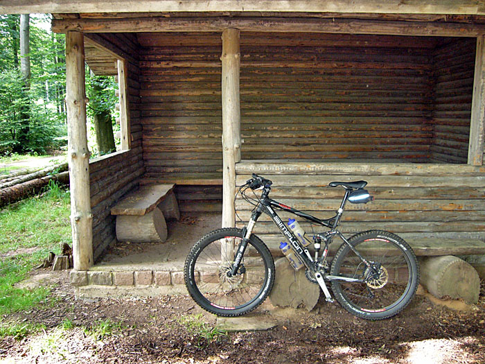 Schutzh&uuml;tte im Wald