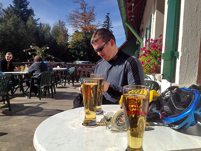 Waldi genie&szlig;t die Sonne