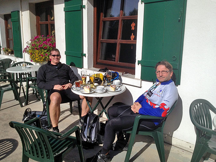 Aufgefahren: Schorle, Kaffee und Kuchen