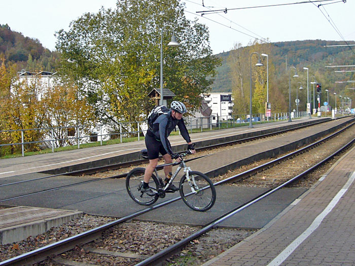 Waldi kommt zum Treffpunkt, in kurzen Hosen!