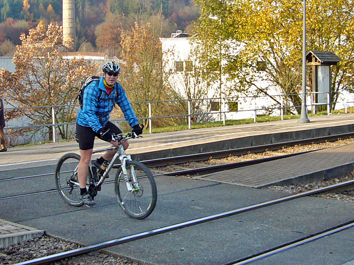 Waldi kommt schon wieder in kurzen Hosen zum Treffpunkt!