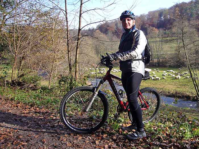 Konzeptvergleich: Carlo in schwarzen Winterhosen mit farblich dezent abgesetzter Jacke ;-)