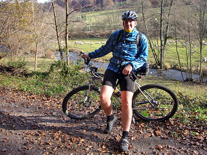 Waldi in hautfarbenen Hosen mit Biopren-Isolierung und karierter Windstopperjacke in zartem bleu ;-)