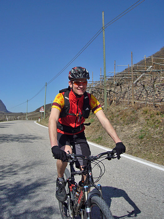 Flott rollen wir zum Kalterer See hinab