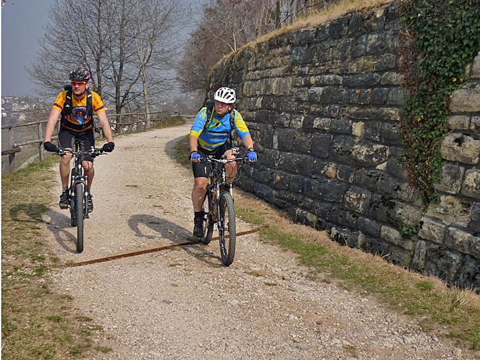Bj&ouml;rn und Carlo hetzen hinter Reini her