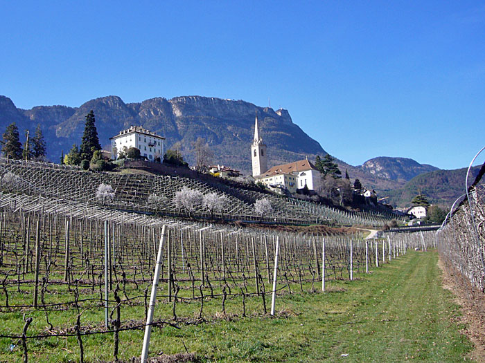 Hinter der Kirche liegt unser Eiscaf&eacute;