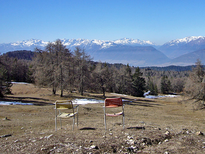 Die St&uuml;hle stehen wie f&uuml;r uns hingestellt da