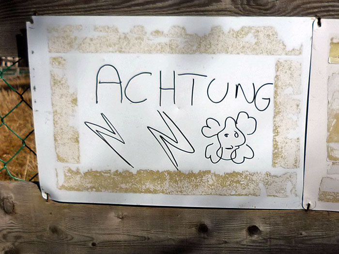Achtung, gef&auml;hrliche Schafe (sind heute jedoch nicht da) ;-)