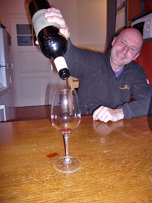 Ist schon prima, direkt in der Kellerei zu wohnen, da ist der Nachschub garantiert ;-)