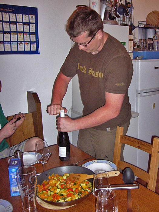 ... Waldi k&ouml;pft Flaschen ...