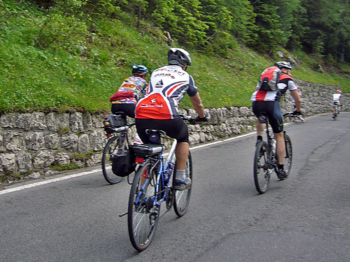 ... wer ein E-Bike hat, wie die beiden Damen links, qu&auml;lt sich garnicht