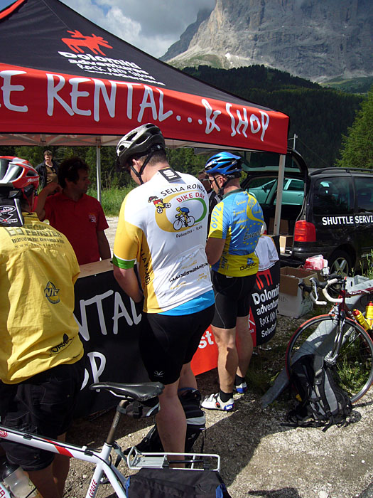 Bei der Trikot-Anprobe, es gibt auch Triple-X ;-)