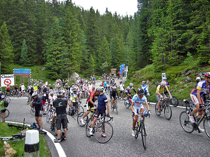 Am Anstieg zum zweiten Pass sammeln sich die Leute auch