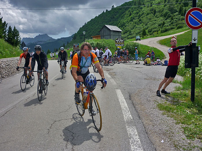 Carlo kommt gerade an, Bj&ouml;rn versucht das Schild umzudr&uuml;cken ;-)