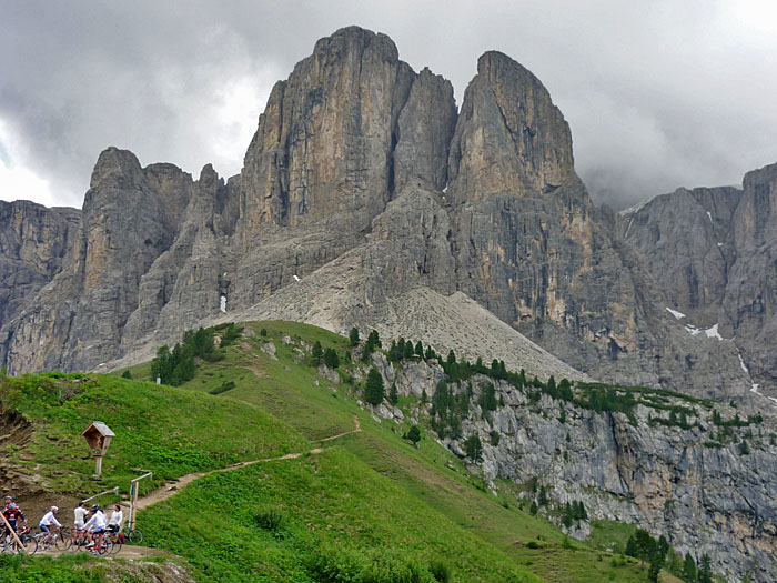 Blick in eine Kehre und zum Puez-Geisle