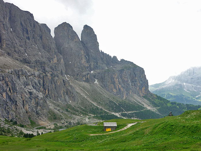 Dort hinunter geht es jetzt zum Ziel