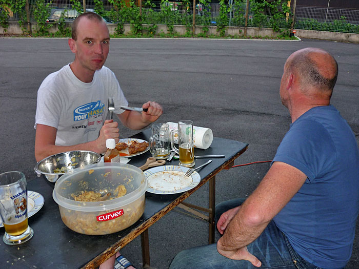 Reini schielt zum Nachbargrundst&uuml;ck, da ist eine Gro&szlig;bildleinwand mit der Fu&szlig;ball&uuml;bertragung Italien-England