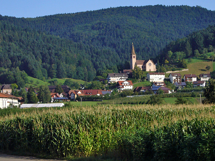 Dorf mit Kirche