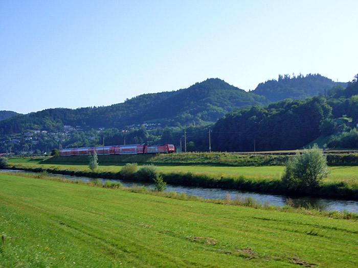 Zug neben der Kinzig