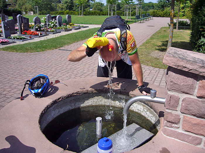 Abk&uuml;hlung auf dem Friedhof. K&uuml;hles Wasser ist bei der Hitze mehr als notwendig