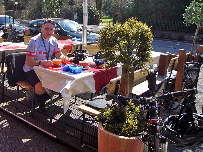 Der Milchkaffee in der Sonne tut gut ...