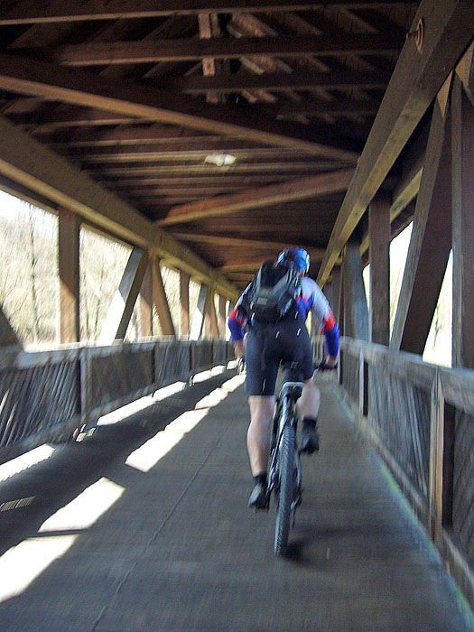 &Uuml;ber eine Holzbr&uuml;cke ...