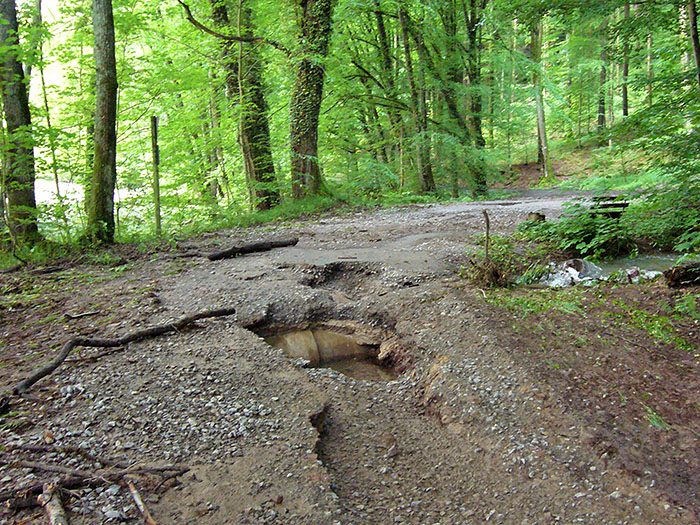 ... und hat letzte Nacht den Weg halb weggerissen