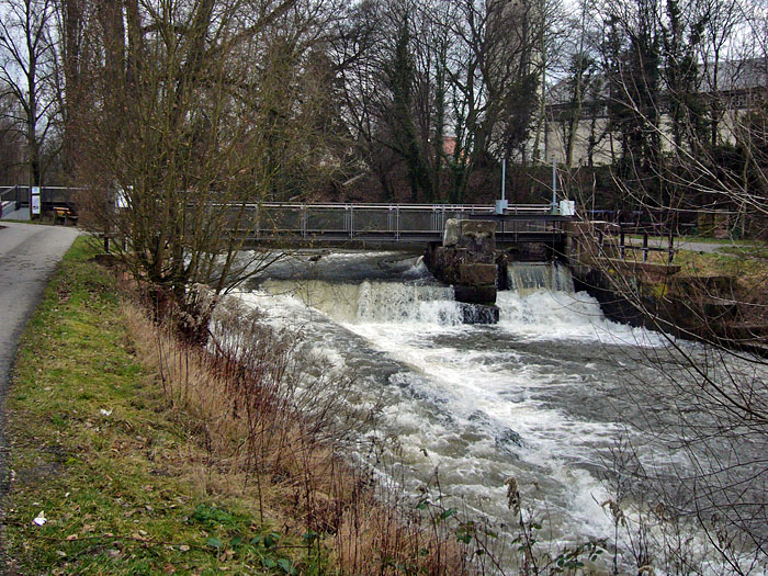 Das Thomaswehr kämpft mit dem Hochwasser der Alb