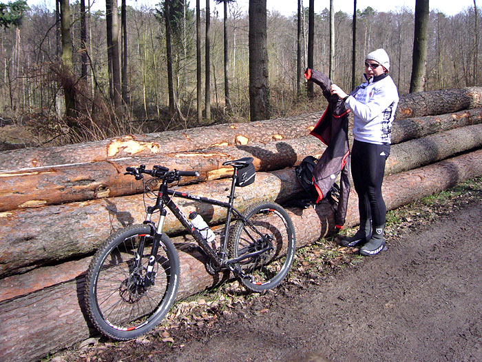 Reini zieht die Windjacke &uuml;ber, damit seine wei&szlig;e Jacke nicht schmutzig wird ;-)