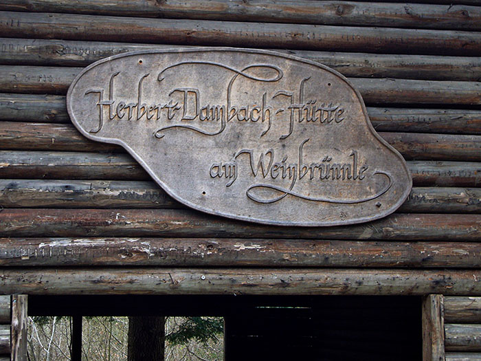 H&uuml;tte mit Weinbrunnen, letzter war leider ausgetrocknet ;-)