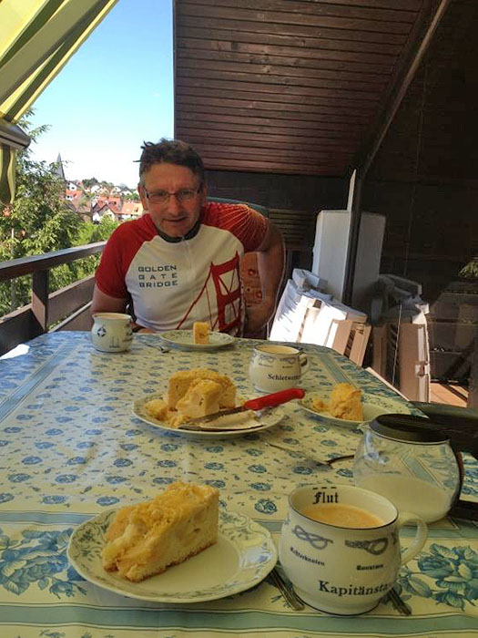 Kaffee und Kuchen auf dem Balkon, ich bin daheim ...