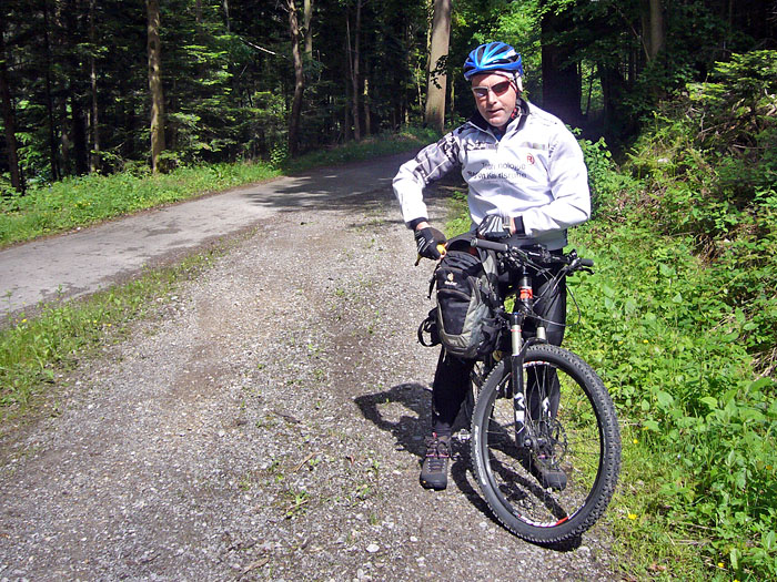 Vor der Steigung ziehen wir die warmen Sachen aus