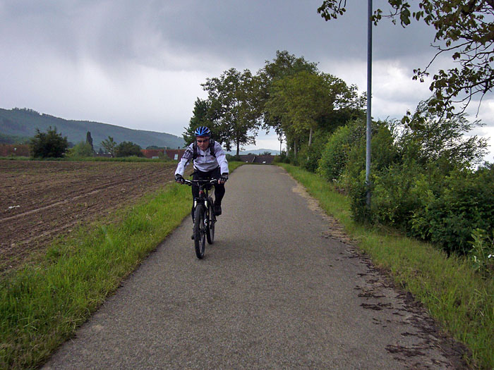 Dunkle Wolken schicken ihre ersten Tropfen :-(