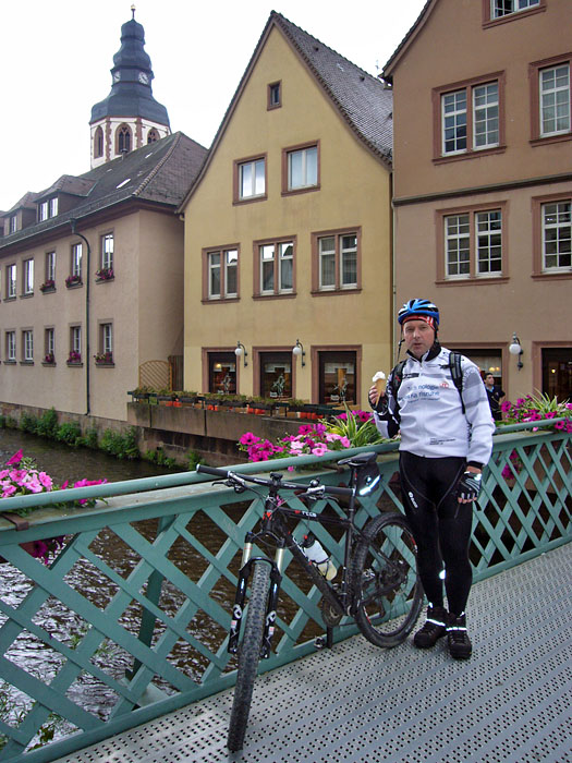 Nach dem Eis, rollen wir durch den st&auml;rker werdenden Regen nachhause