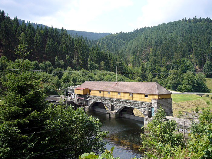 ... fahren wir an alten Stromerzeugungsanlagen vorbei