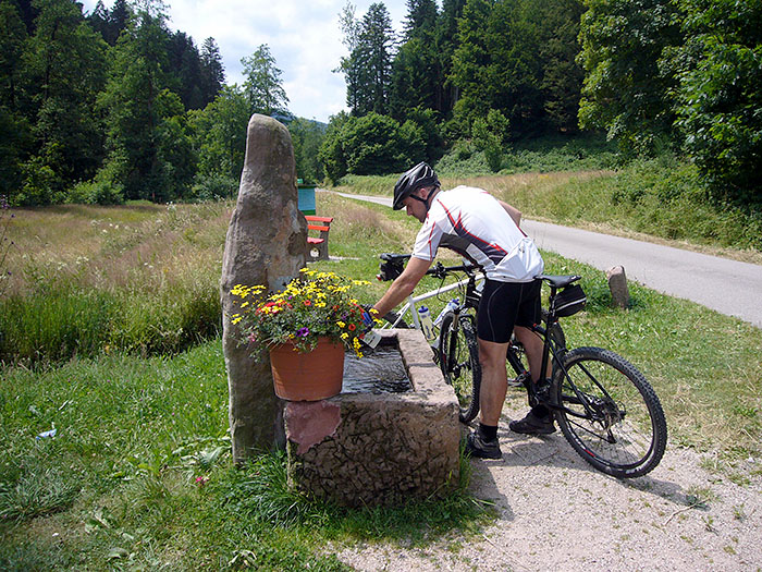 Am Brunnen k&ouml;nnen wir nicht lange verweilen ...