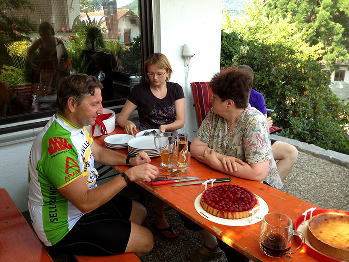 ... und viele andere Leute auf unser eintreffen und den Anschnitt der Kuchen ;-)