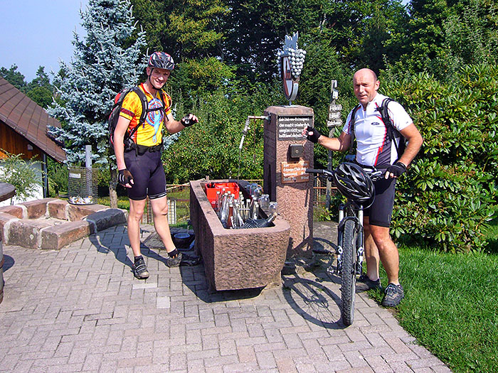 Kurzer Stopp an einem Schnapsbrunnen