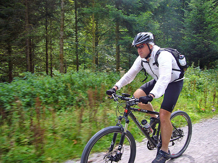 Reini hat auch noch die Jacke an, obwohl wir den "hochalpinen" Bereich schon verlassen haben ;-)