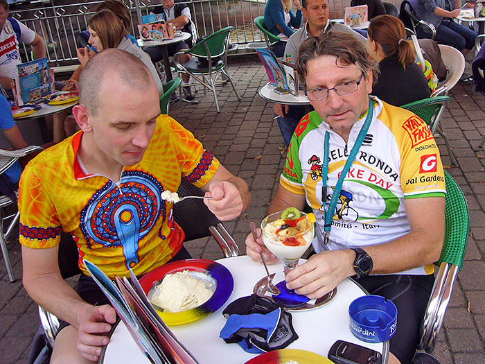 Alle gucken so ernst, schmeckt's etwa nicht?