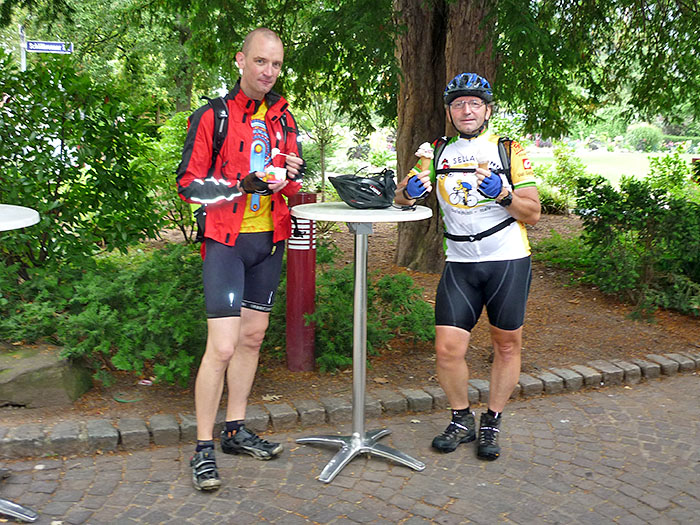 In Ettlingen ist es wieder trocken, das feiern wir mit einem Eis