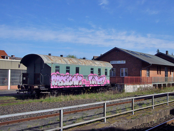 Am Bahnhof, warten auf den Zug