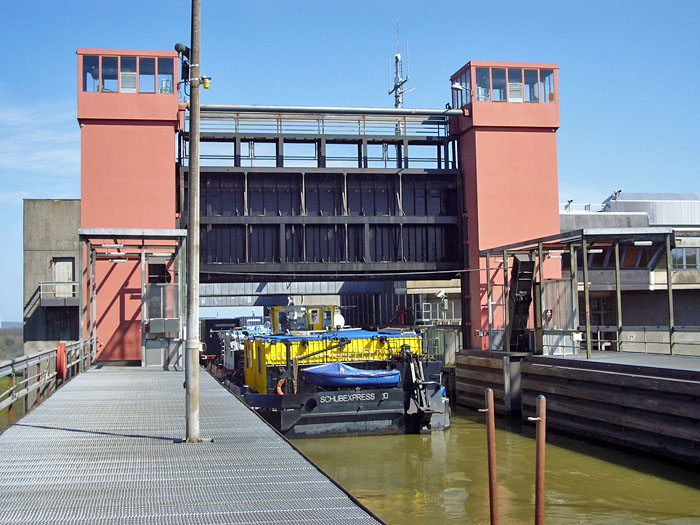 Hier f&auml;hrt ein Schiff ein