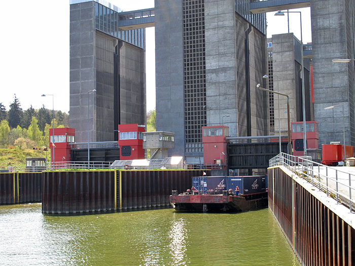 ... hier kommt der Kahn schon wieder rausgefahren ...