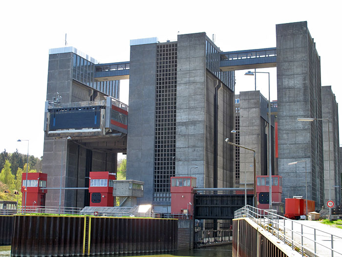 Auf der linken Seite wird ein anderes Schiff gerade hochgehoben