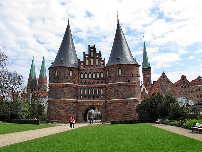 Das Holstentor von vorne ...