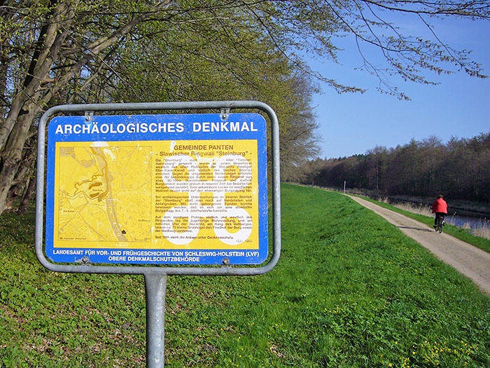 Direkt neben dem Weg kann man einen "Slawischen Ringwall" bestaunen