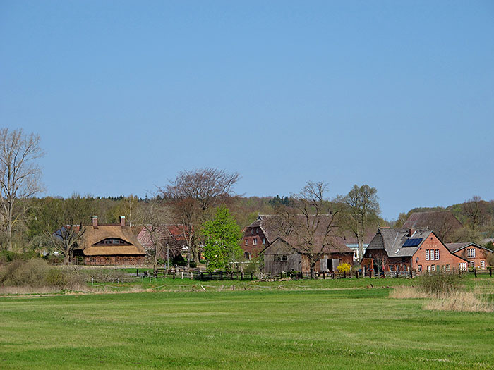 Geh&ouml;ft in der N&auml;he des Kanals